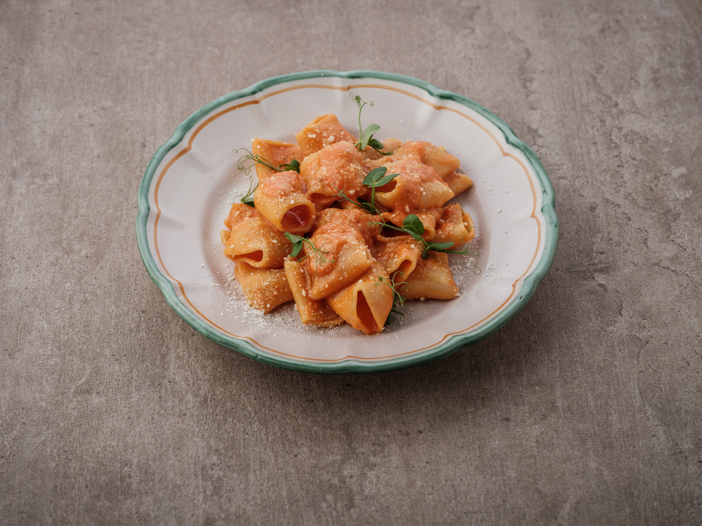 mezzi paccheri / vodka pomodoro sugo